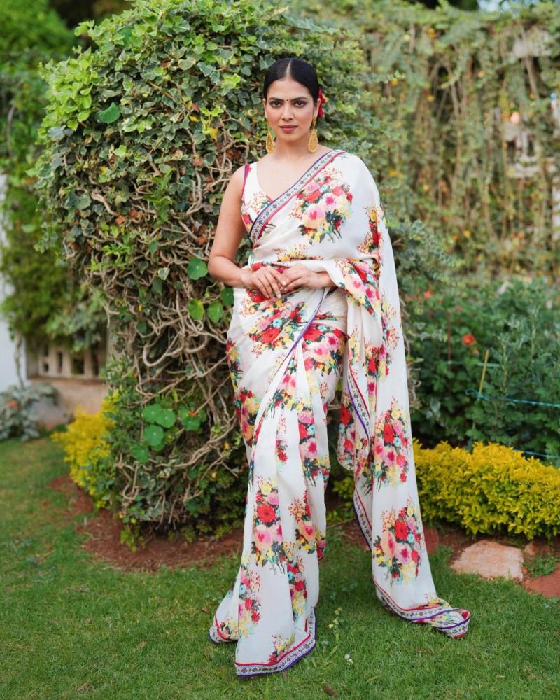 malavika-mohanan-hot-in-sarees